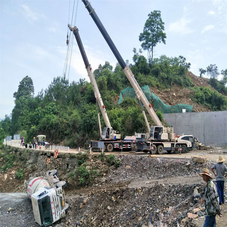 连城县汽车掉沟里叫吊车救援要多少钱